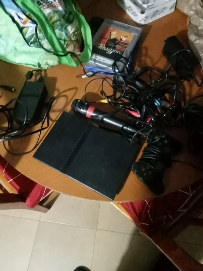 PlayStation 2 Negra con Mando y Juegos