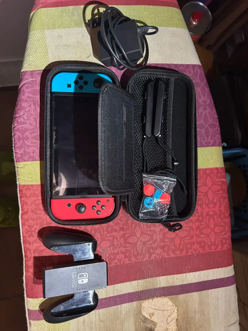 Nintendo Switch Azul/Rojo con Accesorios