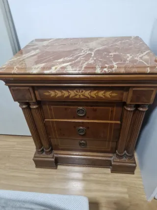 Cómoda de madera con tapa de mármol y 2 mesillas
