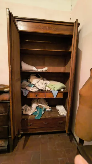 Armario de madera con espejos antiguo