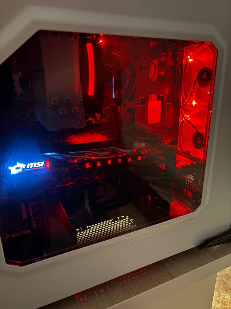 PC Gaming MSI con luces LED rojas