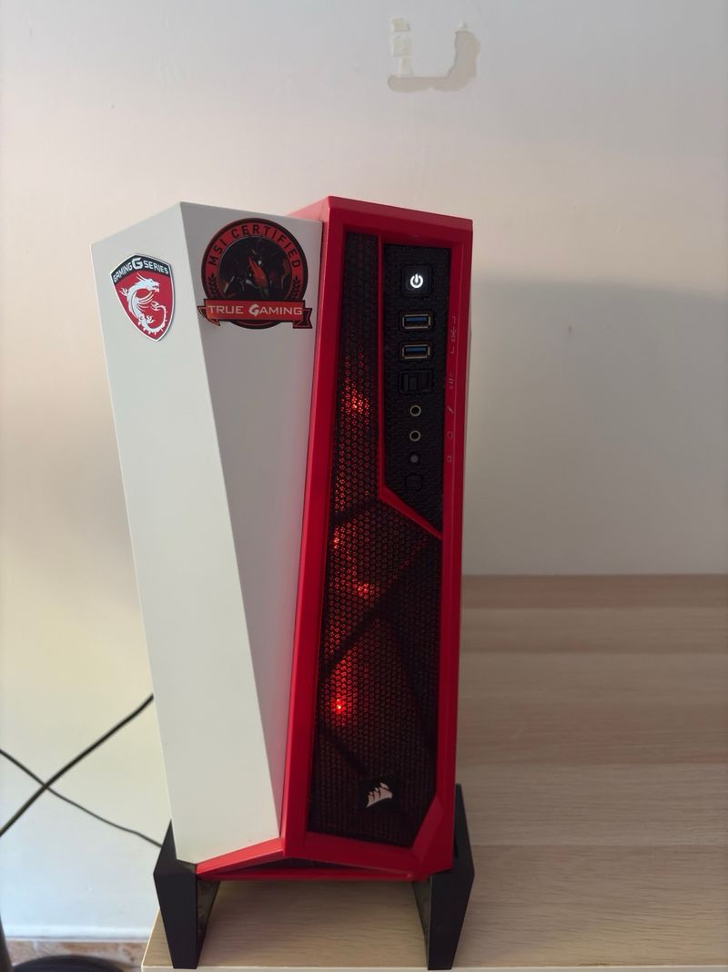 PC Gaming MSI con luces LED rojas afbeelding 2