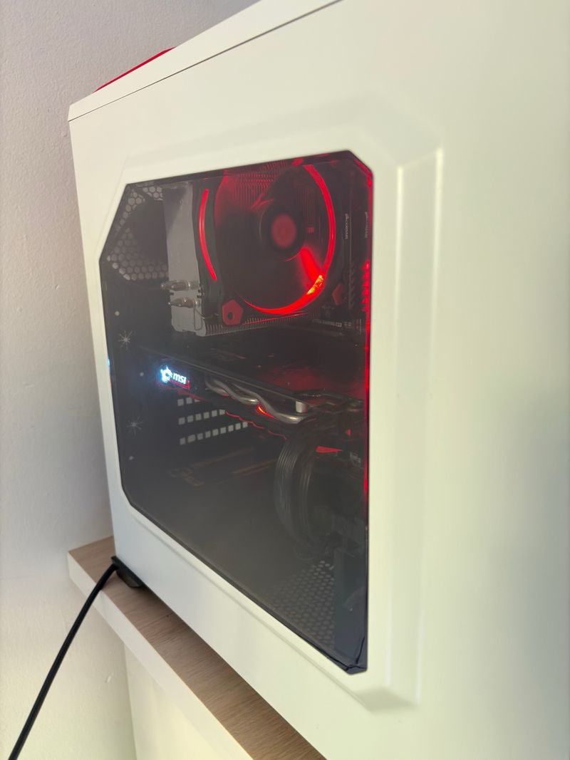 PC Gaming MSI con luces LED rojas afbeelding 4