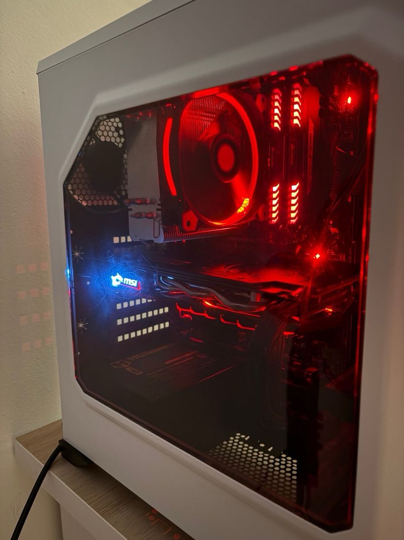 PC Gaming MSI con luces LED rojas afbeelding 7