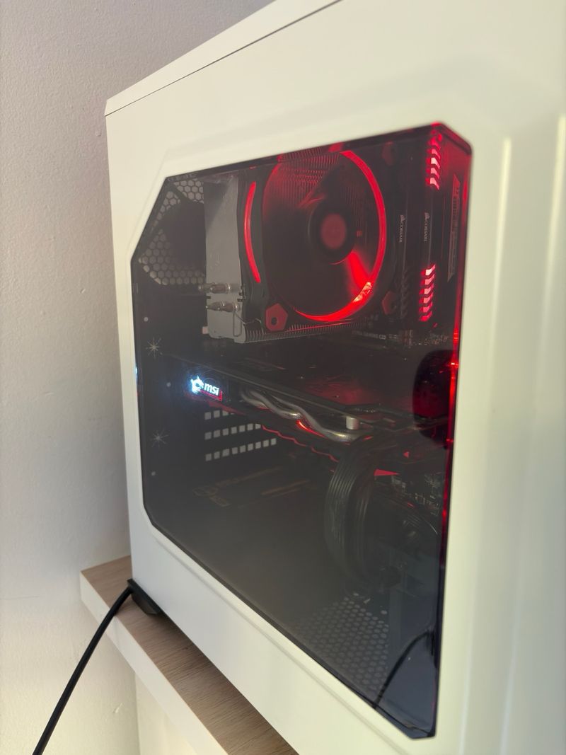 PC Gaming MSI con luces LED rojas afbeelding 6