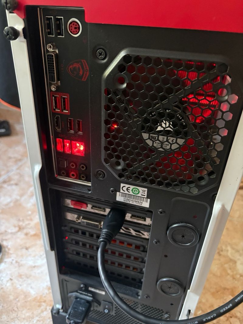 PC Gaming MSI con luces LED rojas afbeelding 5