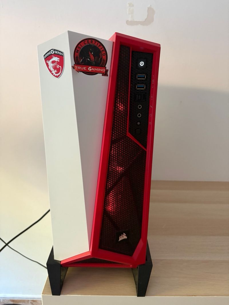 PC Gaming MSI con luces LED rojas afbeelding 3
