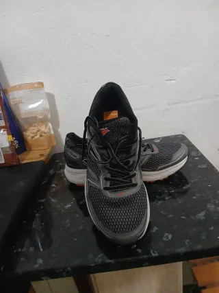 Zapatillas deportivas grises y naranjas