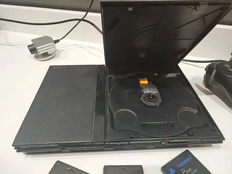 Ps2 Slim + 3 Memory Cards + 2 Mandos + Cámara afbeelding 3