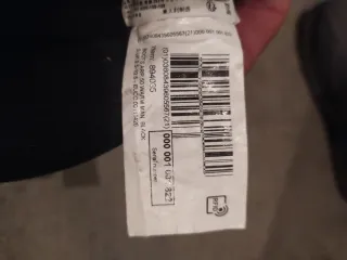 Botas de agua negras y rojas