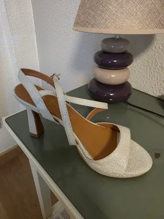 Zapatos de fiesta plateados tacón