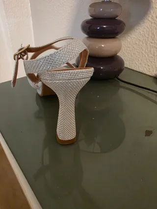 Zapatos de fiesta plateados tacón