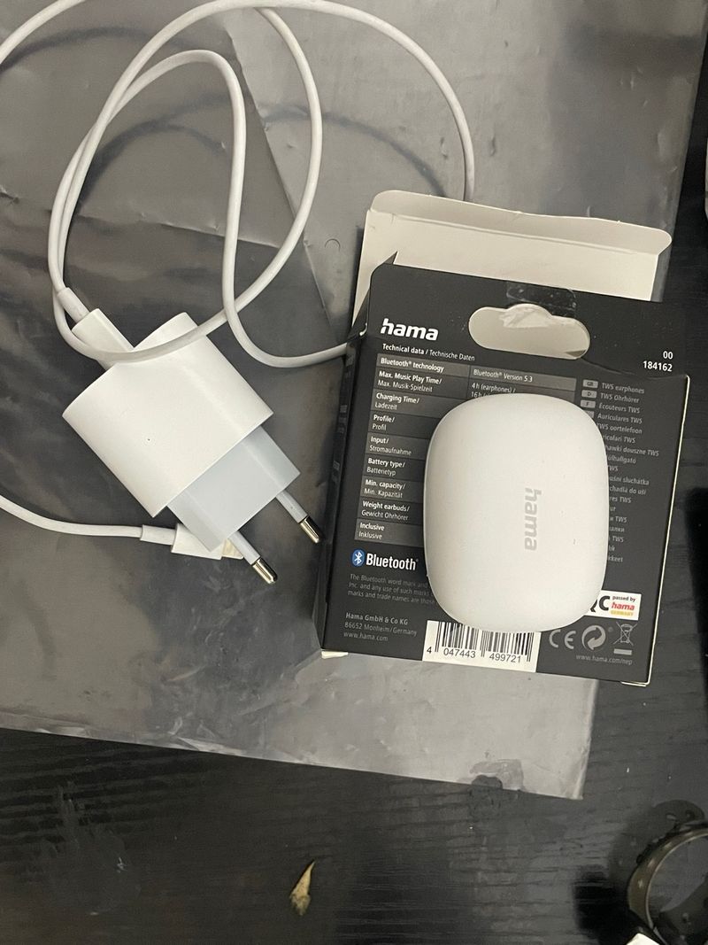 Cargador Hama y Auriculares TWS