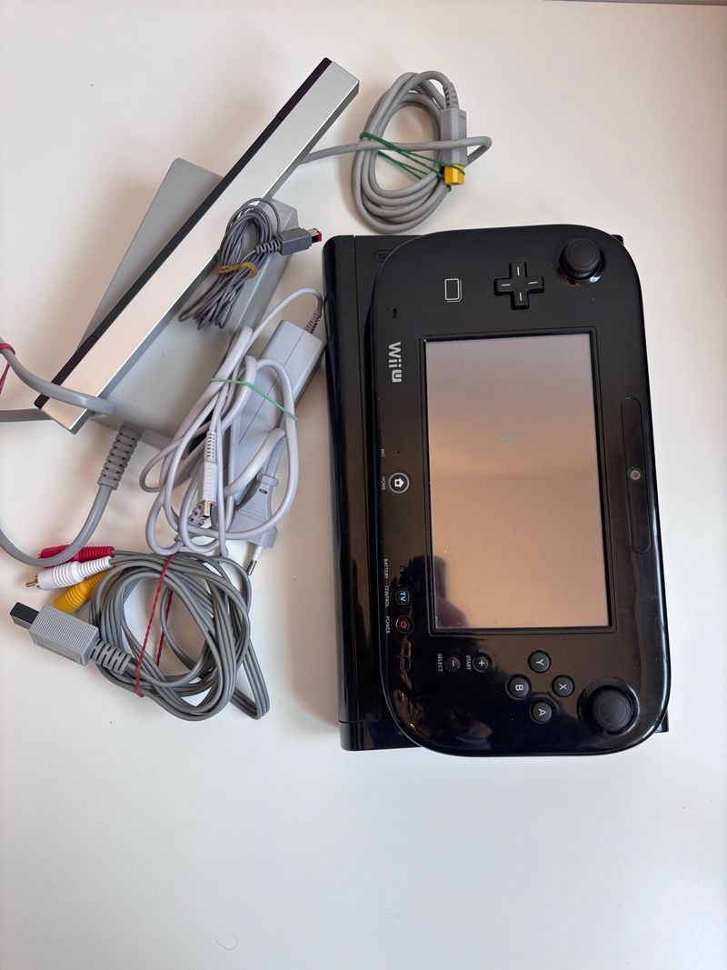 Nintendo Wii U Negra Funcional con Cables 32gb