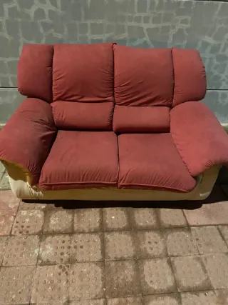 Sofá de tela beige y rojo