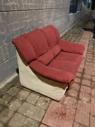 Sofá de tela beige y rojo