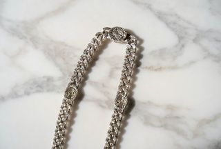 Collar Adidas plateado con colgante azul