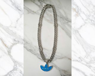 Collar Adidas plateado con colgante azul