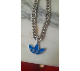 Collar Adidas plateado con colgante azul