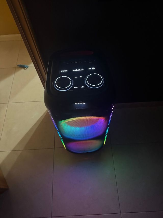 Altavoz con luces LED multicolor
