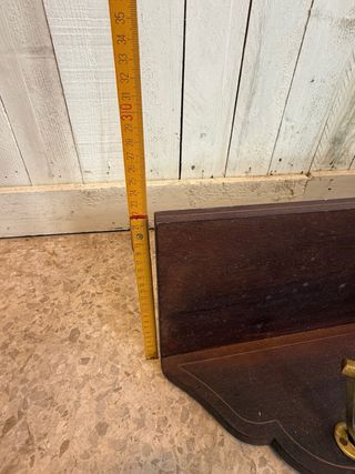 Cabide de madeira exótica com ganchos de latão