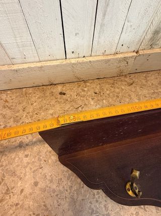 Cabide de madeira exótica com ganchos de latão