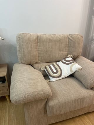 Sofá de tela beige