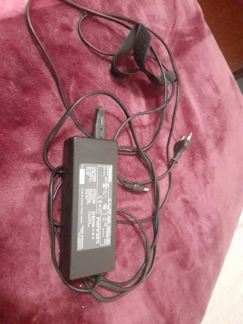 Cargador Toshiba PA2521U-1ACA 15V 6A afbeelding 2