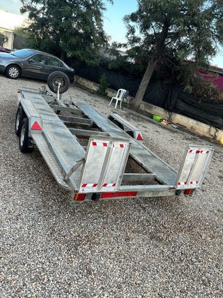 Remolque portacoches basculante