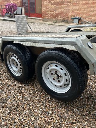 Remolque portacoches basculante