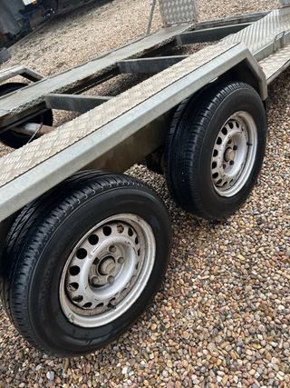 Remolque portacoches basculante