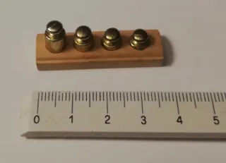 Balanza miniatura y pesas para casa de muñecas