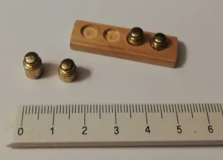 Balanza miniatura y pesas para casa de muñecas