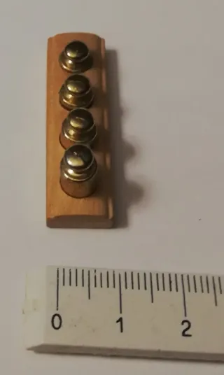 Balanza miniatura y pesas para casa de muñecas