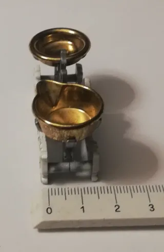 Balanza miniatura y pesas para casa de muñecas