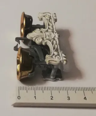 Balanza miniatura y pesas para casa de muñecas