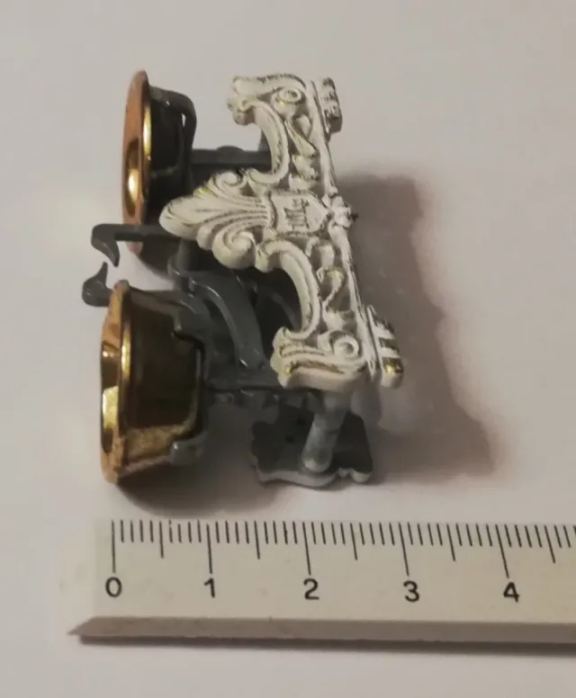 Balanza miniatura y pesas para casa de muñecas