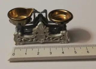Balanza miniatura y pesas para casa de muñecas
