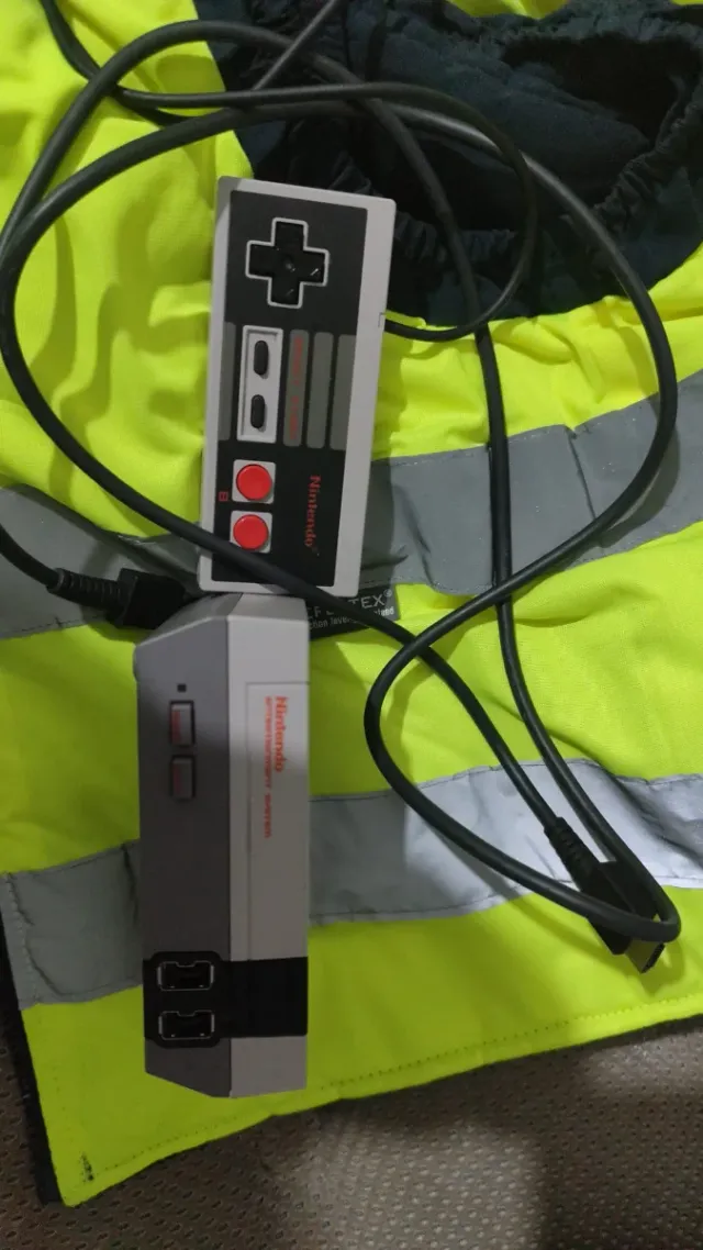 Nintendo Mini Gris y Rojo precio negociable