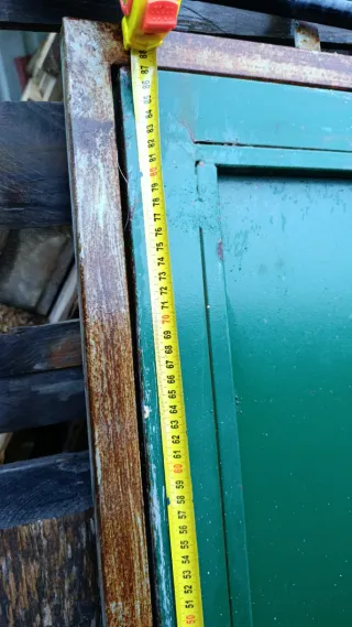 Puerta verde con marco