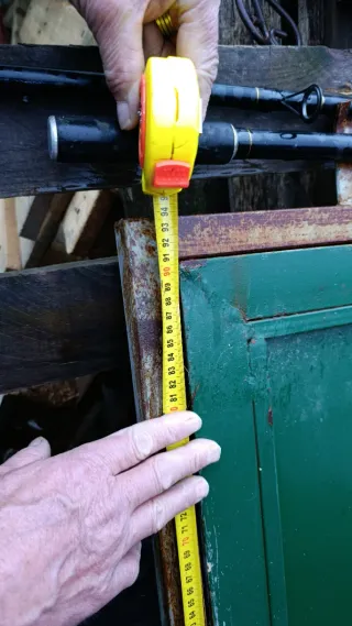 Puerta verde con marco