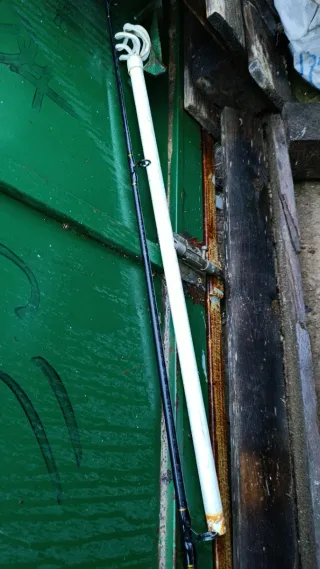 Puerta verde con marco