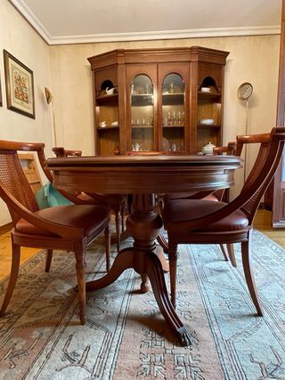 Mesa de comedor de madera.