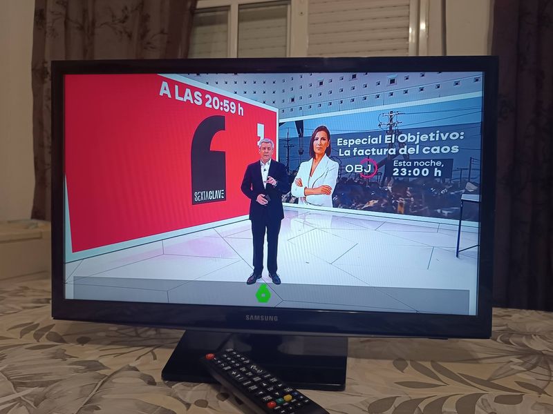 TELEVISOR SAMSUNG 24" PULGADAS SMARTV FUNCIONANDO