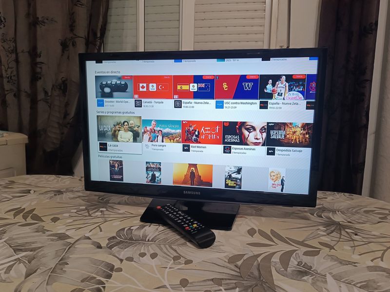 TELEVISOR SAMSUNG 24" PULGADAS SMARTV FUNCIONANDO afbeelding 2