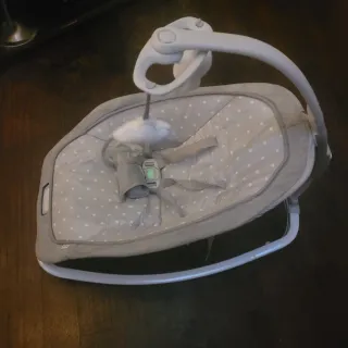 Columpio para bebé gris, con sonidos y movimientos