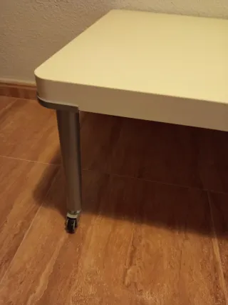 Mesa auxiliar Blanca ideal para televisión.