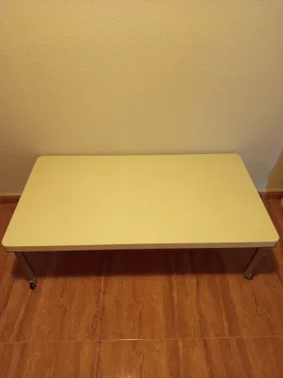 Mesa auxiliar Blanca ideal para televisión.