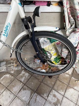 Bicicleta eléctrica de paseo con cesta