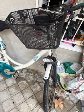 Bicicleta eléctrica de paseo con cesta